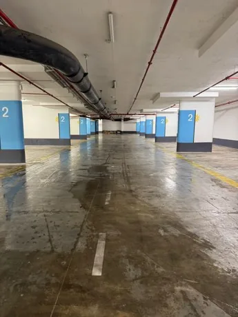 חניון תת-קרקעי נקי אחרי שטיפה, עם עמודים ממוספרים